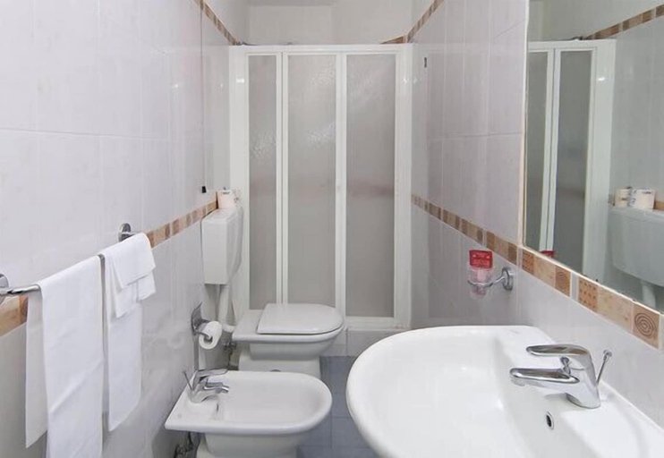 Bathroom 4, Hotel Minerva, Milano