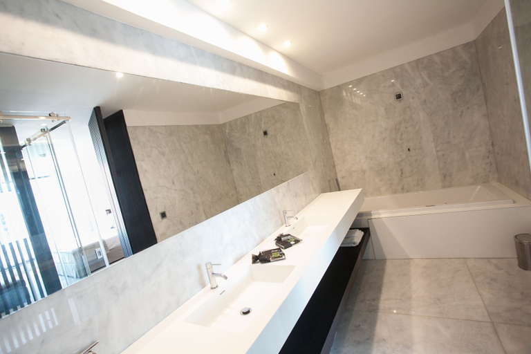 Bathroom 4, Hotel Pérola, Praia