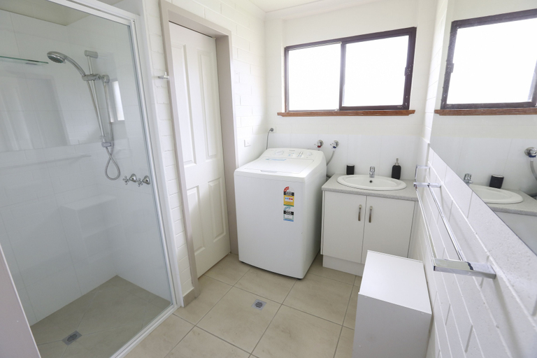 Bathroom 4, Mildura Holiday Villas, Mildura - Pt A