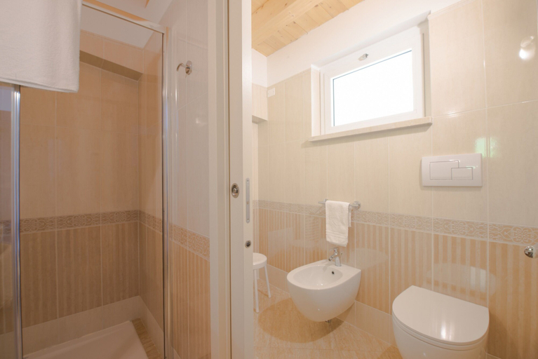 Bathroom 5, Village Hotel Lucia, Brescia