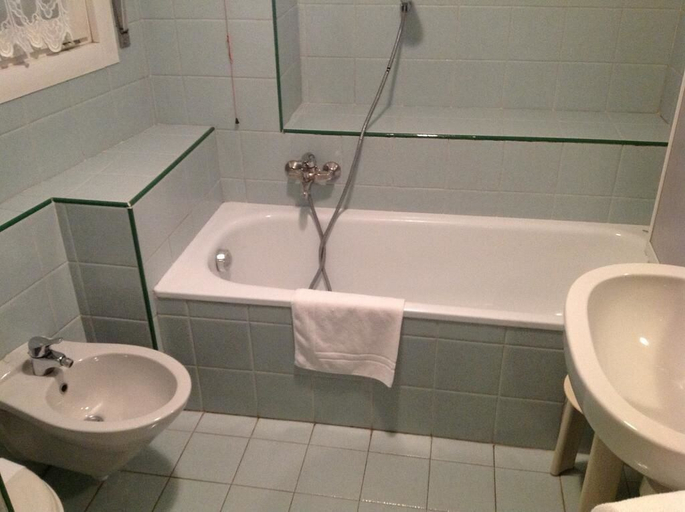 Bathroom 3, Hotel Valchiosa, Sondrio