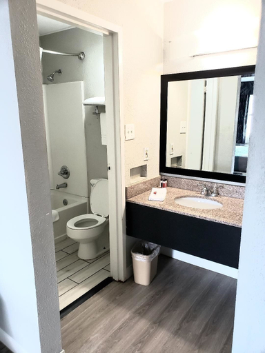 Bathroom 5, Econo Lodge Mineral Wells, Palo Pinto