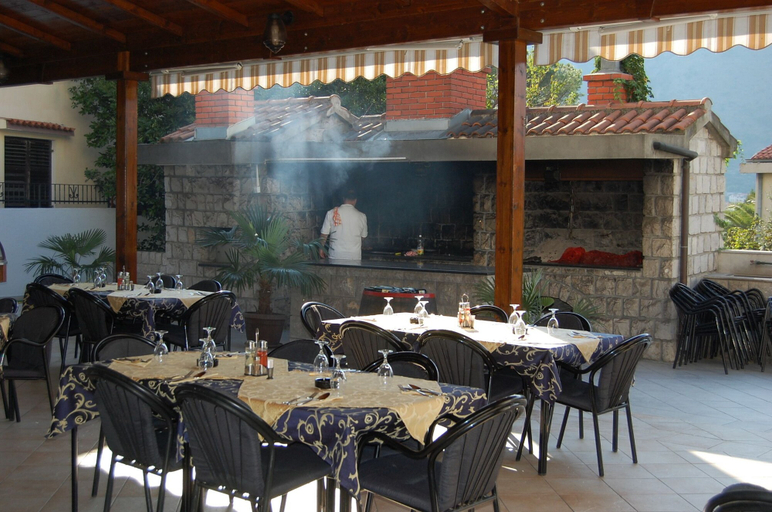 Food & Drinks 5, Apartments Dobrotski Dvori