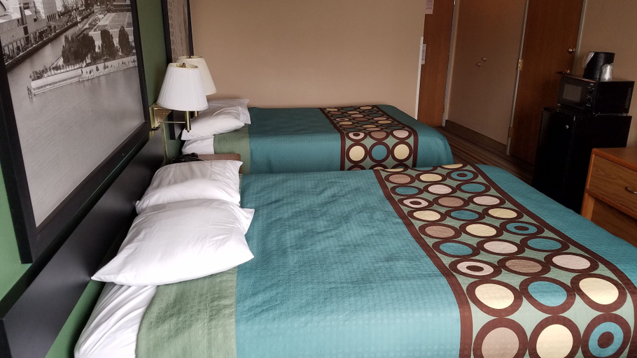 Bedroom 2, Super 8 by Wyndham Pontoon Beach IL/St. Louis MO Area, Madison
