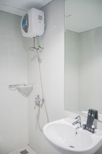 Bathroom 3, Cozy and Best View Studio Casa De Parco Apartment, Tangerang