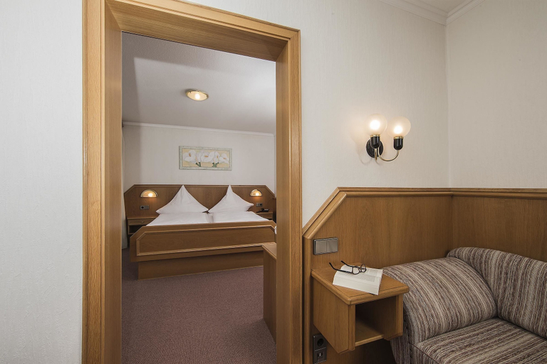 Bedroom 2, Kurhotel Unter den Linden, Passau