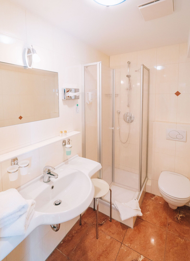 Bathroom 3, Hotel Abenstal, Freising