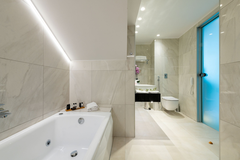 Bathroom 5, High Beach White, Crete
