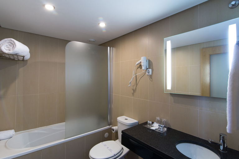Bathroom 4, Hotel Quarteirasol, Loulé