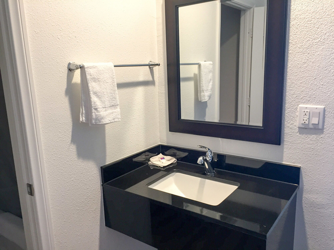 Bathroom 4, Motel 6 San Bernardino, CA - Downtown, San Bernardino
