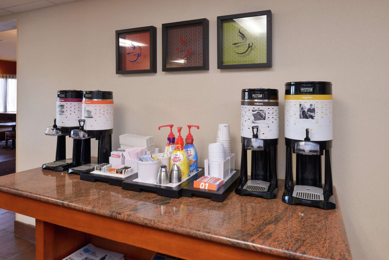 Food & Drinks 5, Hampton Inn Columbus-East, Fairfield