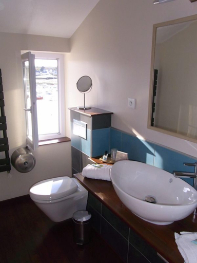 Bathroom 4, Hôtel des Rochers, Côtes-d'Armor