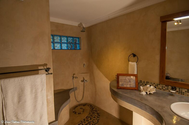 Bathroom, Castelo do Mar, Morrumbene