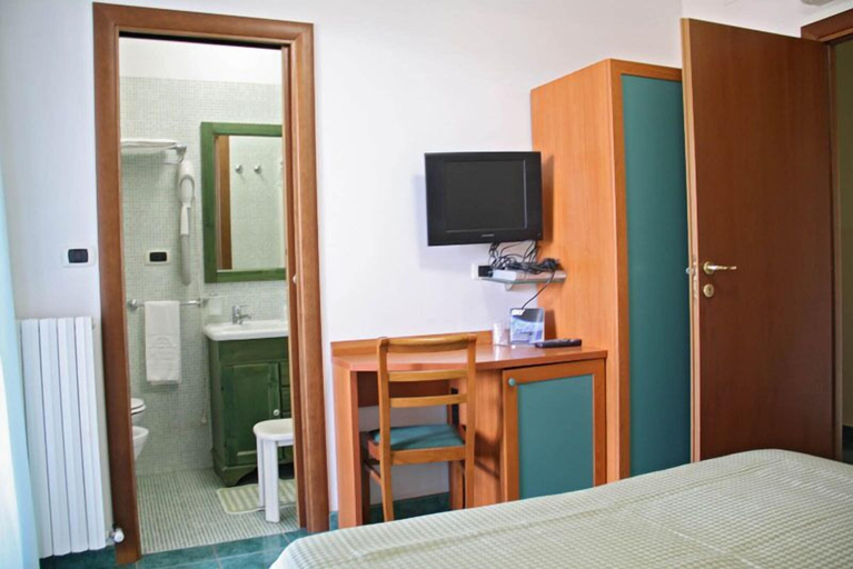 Bedroom 4, Hotel Sole, Teramo