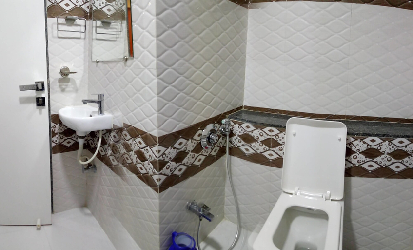 Bathroom 3, Hotel Shahi Darbar, Navsari
