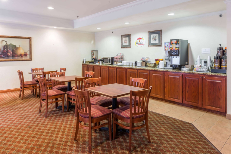Food & Drinks 5, Super 8 by Wyndham St Robert Ft Leonard Wood Area, Pulaski