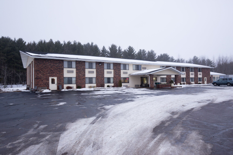 Exterior & Views 3, Travelodge by Wyndham Merrill, Lincoln