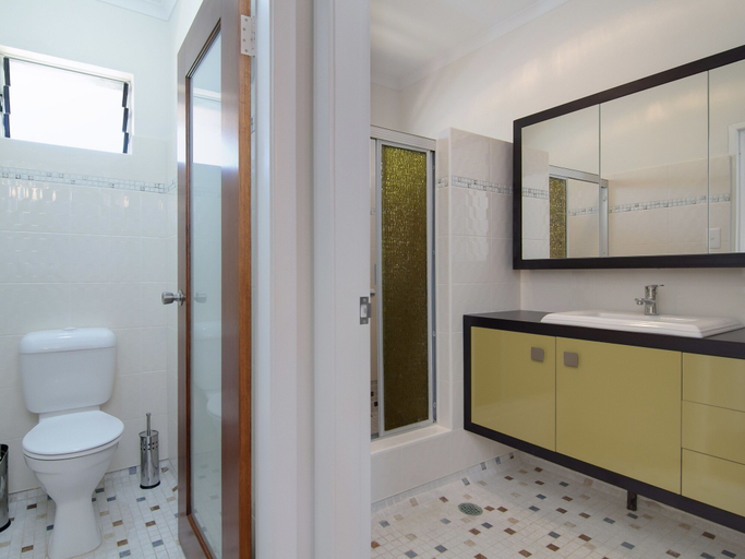 Bathroom, Silver Sands - A Unique Retro Beauty, Cairns