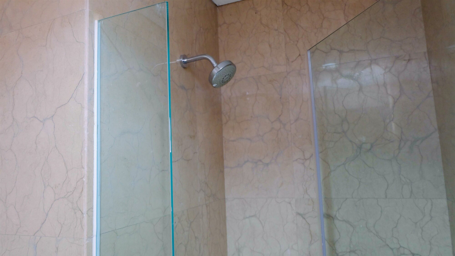 Bathroom 5, Pool View 2BR Apartment at Capitol Park Residence, Central Jakarta