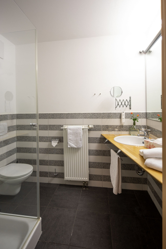 Bathroom 4, Hotel Mainpromenade, Main-Spessart