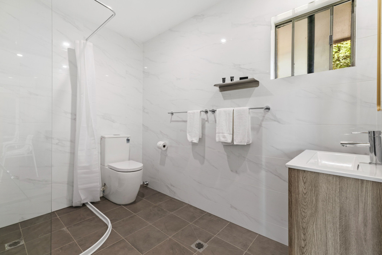 Bathroom 4, Lemon Tree Passage Motel, Port Stephens