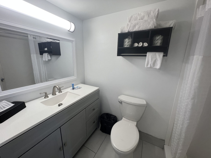 Bathroom 5, Garden City Inn, Horry