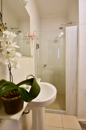 Bathroom 4, Hotel York, Petrópolis