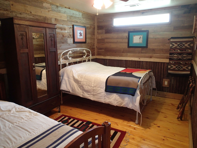 Bedroom 3, Stagecoach Cabins, Fayette