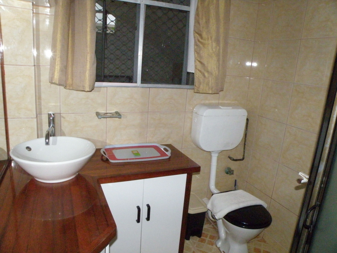 Bathroom 3, Tagimoucia House Hotel, Rewa