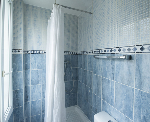 Bathroom 4, Hôtel Du Globe 18, Paris