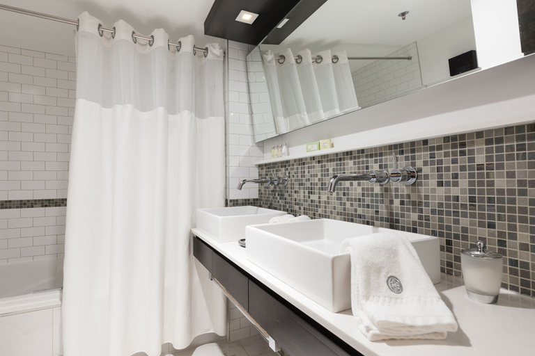 Bathroom 4, Hôtel des Coutellier, Communauté-Urbaine-de-Québec