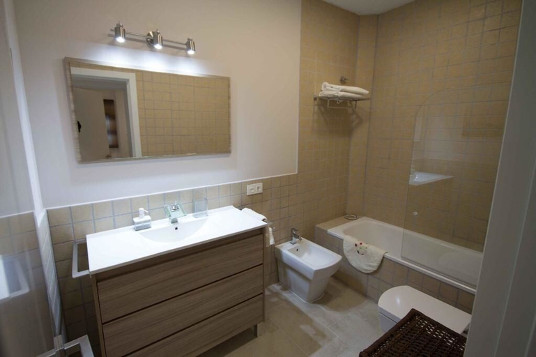 Bathroom, Benalmadena Front Beach Apartment, Málaga