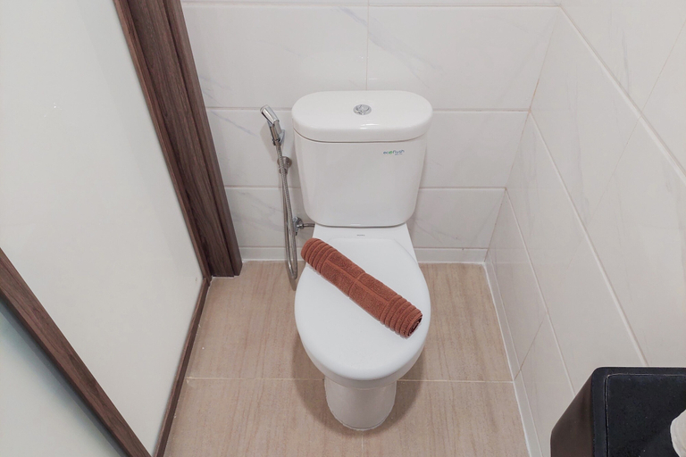 Bathroom 3, Nice And Cozy Studio At Sky House Bsd Apartment, Tangerang Selatan