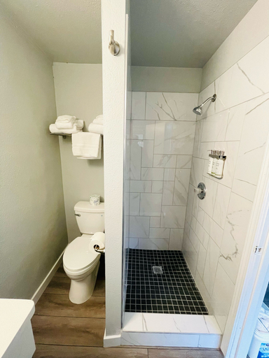 Bathroom 4, Tides Inn & Suites, Jefferson