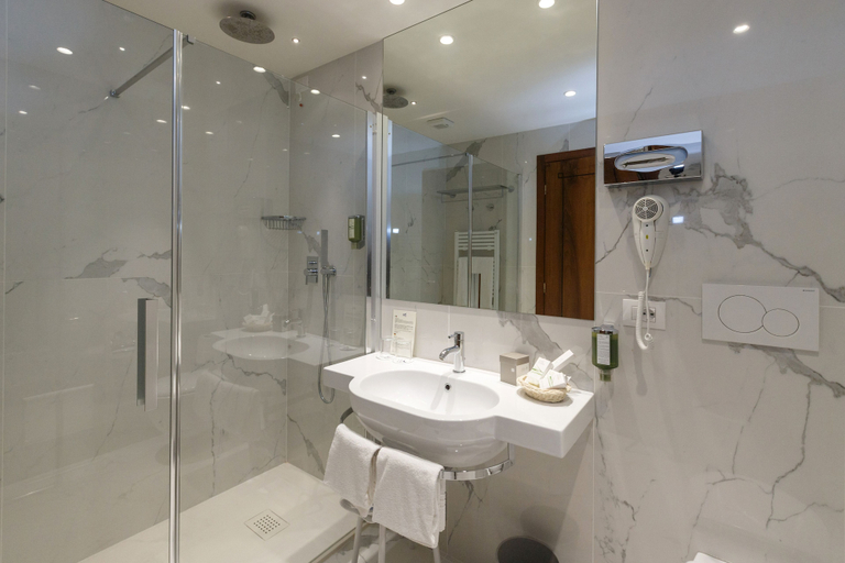 Bathroom 5, Hotel Terme Millepini, Padua