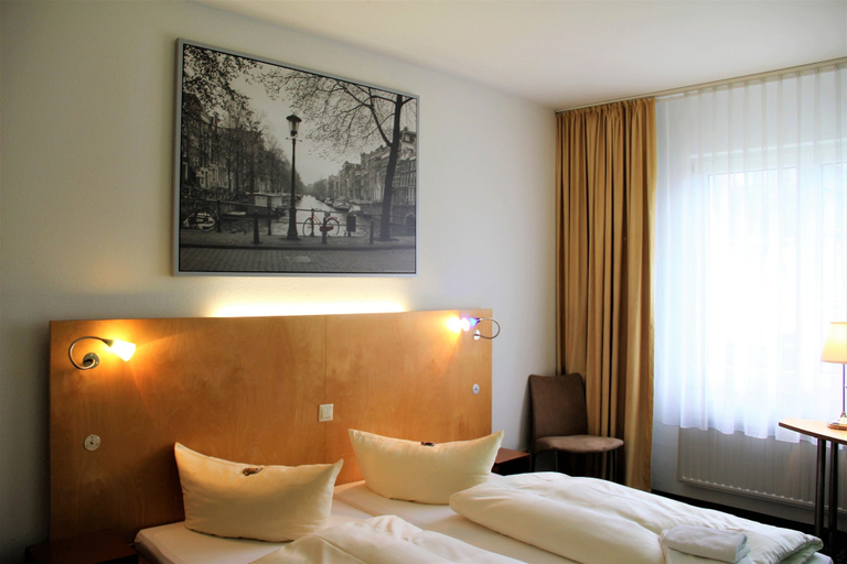 Bedroom 4, Check Inn Hotel, Saalekreis
