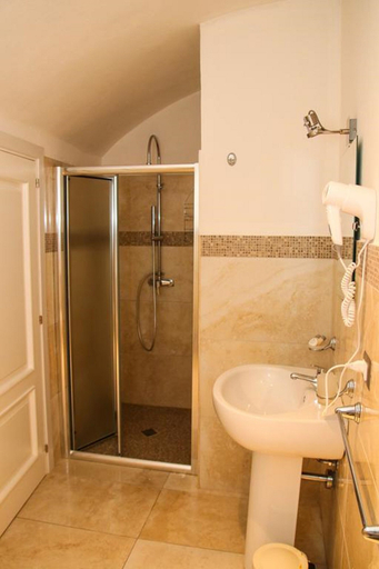Bathroom 2, Palazzo Piccioli, Lecce