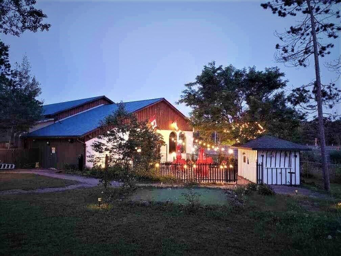 Exterior & Views 2, Jolly Roger Inn & Resort, Parry Sound