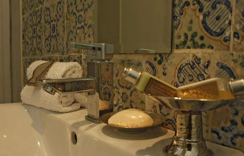 Bathroom 4, La Chambre Verte, Carthage
