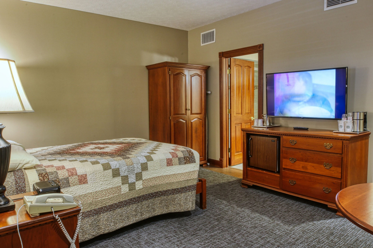 Bedroom 3, Carlisle Inn Walnut Creek, Holmes