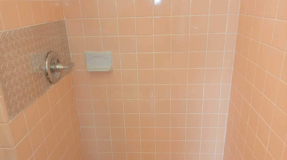 Bathroom 4, Davis Motel, Mahoning