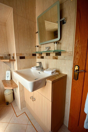 Bathroom 3, Busfeild Arms, Bradford