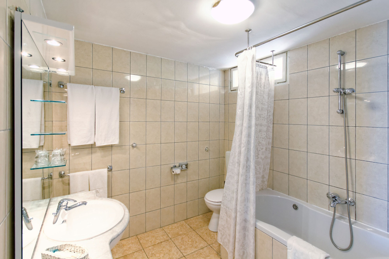 Bathroom 4, Hotel Val, Seget