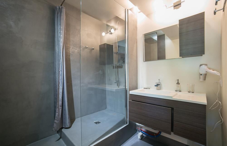 Bathroom 5, Les Dames de Nage, Morbihan