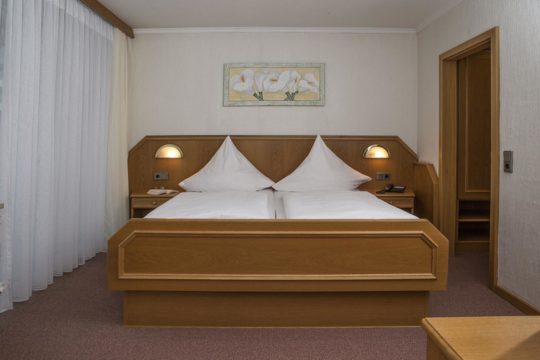 Bedroom 3, Kurhotel Unter den Linden, Passau