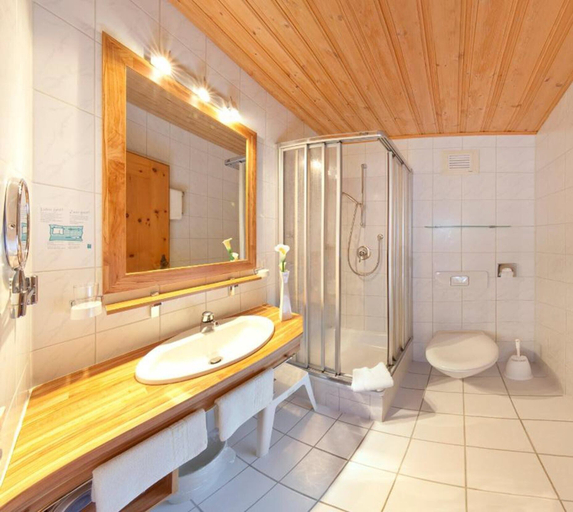 Bathroom 2, Landhotel zum Bad, Garmisch-Partenkirchen