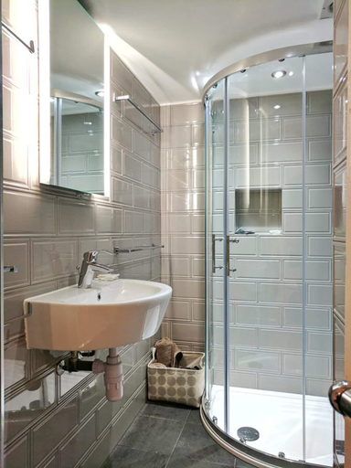 Bathroom 5, Glendevon House Hotel, London