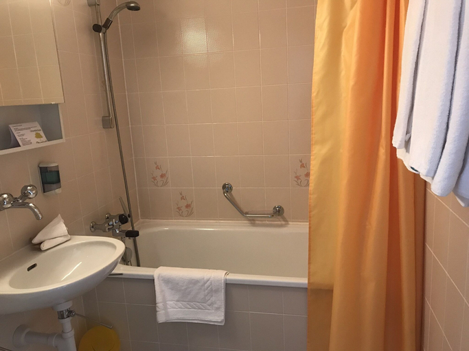 Bathroom 4, Hotel Bellevue - Traditional Swiss Hideaway, Interlaken
