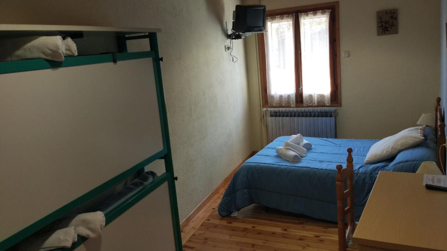 Bedroom 2, Hostal Pas de la Pera, Lleida