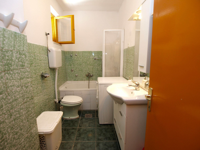 Bathroom 4, Apartment 1383, Pula